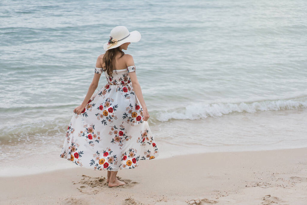 Młoda kobieta w sukience i kapeluszu relaks spacery po plaży Pattaya Tajlandii  - Zdjęcie, obraz