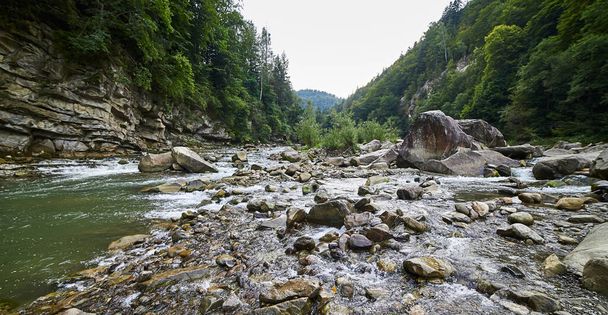 Górska rzeka Prut i wodospady Probiy w Jaremczy, Karpaty, Ukraina - Zdjęcie, obraz