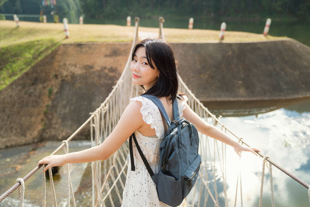 Asiatique fille Voyage et marcher sur le pont à Pang umg parc, Pangung, mae hong son, Thaïlande - Photo, image