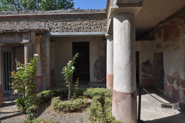 Zřícenina archeologického naleziště ve starověkém římském městě Pompejích pohřbená pod sopečným popelem při erupci sopky Vesuv v roce 79 n.l. v Pompejích, Itálie - Fotografie, Obrázek