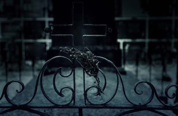 Detalle de la creencia religiosa, antigua tradición en un cementerio en España - Foto, Imagen