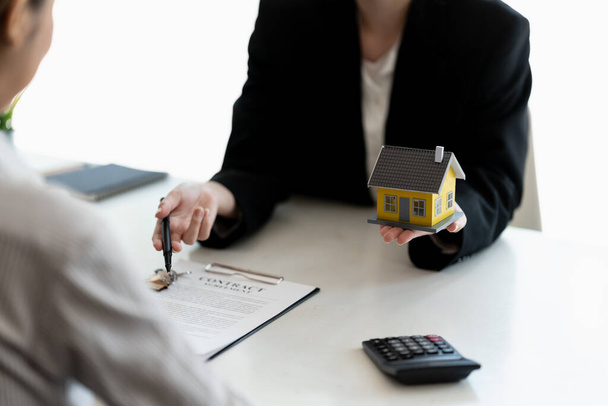 Les agents immobiliers acceptent d'acheter une maison et de donner des clés aux clients à leurs bureaux d'agence. Accord conceptuel - Photo, image