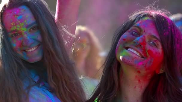 Chicas felices disfrutan de la atmósfera del festival Holi. Diversión, vacaciones. - Imágenes, Vídeo