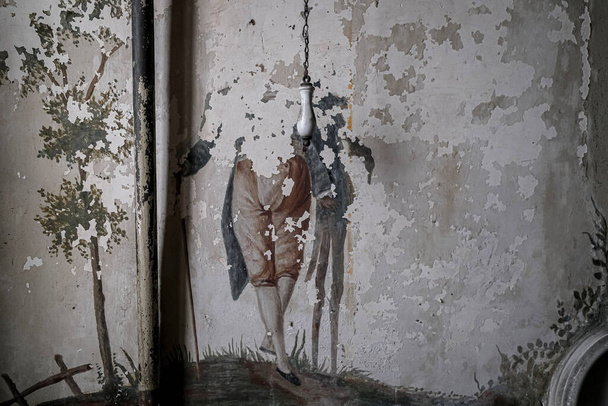 floral decoration on fresco wall in old abandoned mansion. High quality photo - Фото, изображение