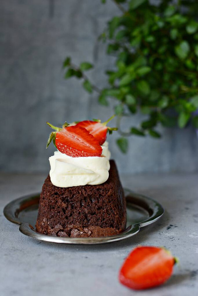 Chocolate brownie (cake) with airy vanilla cream and fresh strawberries (berries). Tea dessert - Fotografie, Obrázek