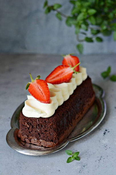 Chocolate brownie (cake) with airy vanilla cream and fresh strawberries (berries). Tea dessert - Fotografie, Obrázek