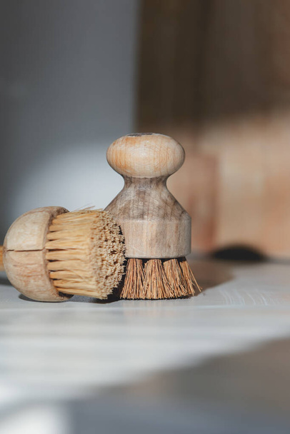 Los pinceles de madera sobre la mesa en la cocina - Foto, Imagen