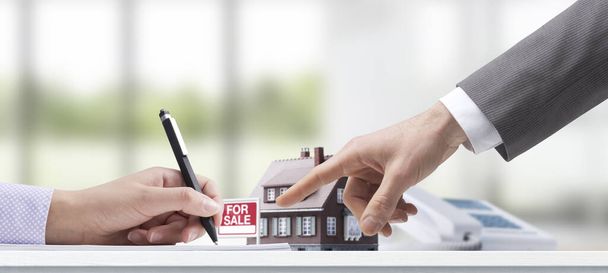 Customer signing a house purchase agreement, real estate concept - Foto, immagini