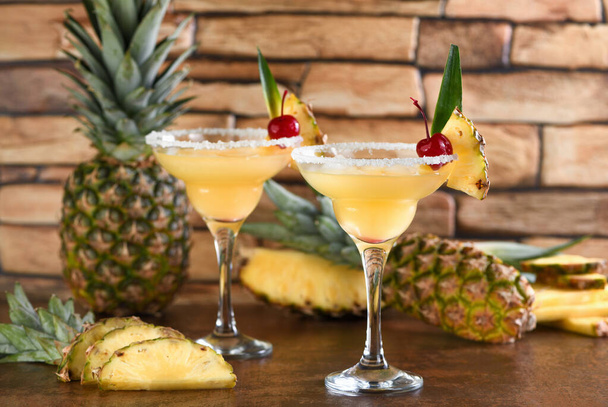 Wapno w połączeniu ze świeżym sokiem ananasowym i tequilą to koktajle, które zawsze mają jasny smak i aromat. - Zdjęcie, obraz