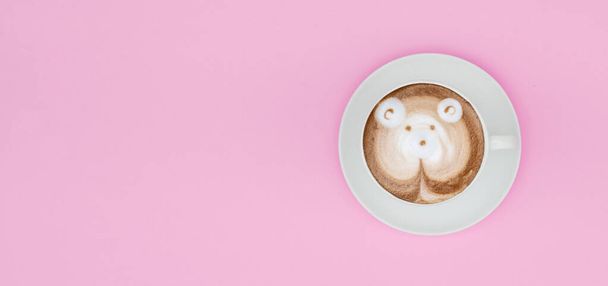 Bílý šálek kávy na růžovém pastelovém pozadí. Kopírovat prostor - Fotografie, Obrázek
