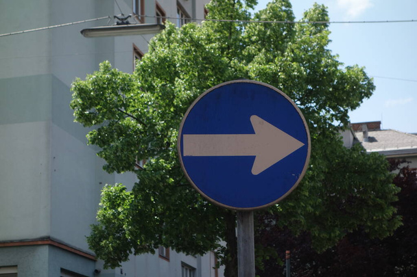 道路交通の道を示す矢印と方向標識 - 写真・画像
