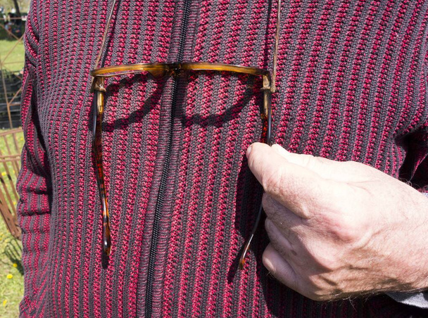 un homme avec ses lunettes, aide visuelle pour les yeux - Photo, image