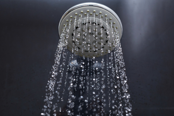 Sprcha s kapkami vody tekoucími - Fotografie, Obrázek