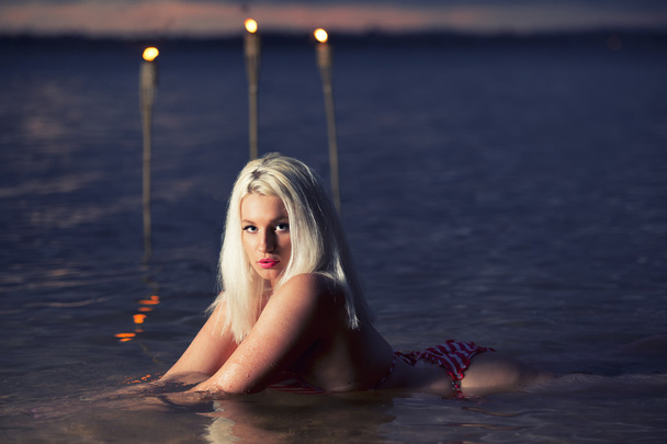 Belle femme blonde posant en bikini sur la plage
. - Photo, image