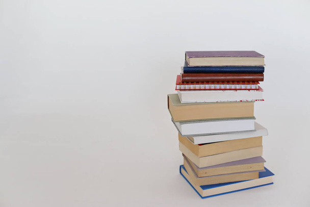 Beyaz arka plan üzerinde okul kitapları - Fotoğraf, Görsel