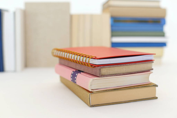 Schoolboeken op witte achtergrond - Foto, afbeelding