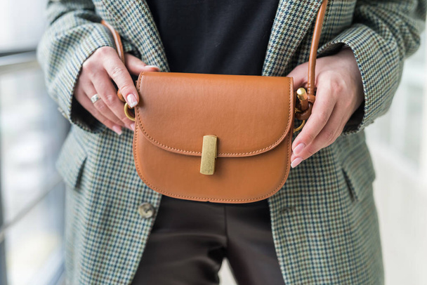 vynikající a stylový doplněk v podobě kožené kabelky je ideální pro křehkou ženu. Módní a stylový koncept - Fotografie, Obrázek