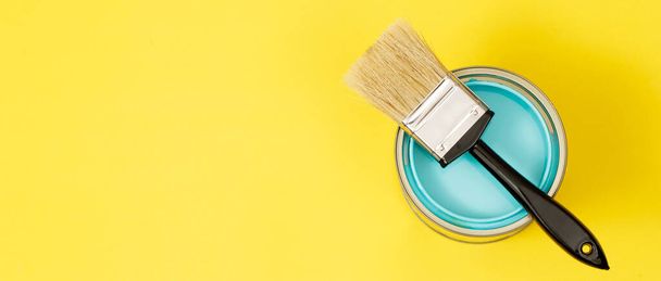 Verf blikken en verf borstels en hoe de perfecte interieur verf kleur en goed voor de gezondheid te kiezen - Foto, afbeelding