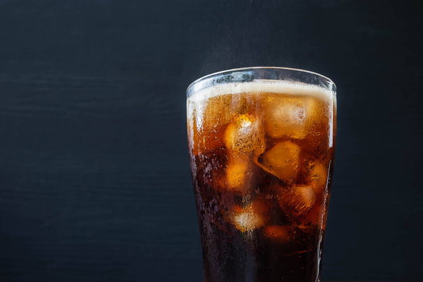 Black soft drink Refreshing on table - Valokuva, kuva