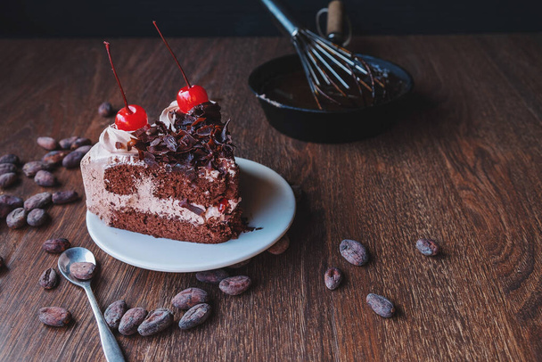 Chocolate cake and cocoa beans for making chocolate - 写真・画像