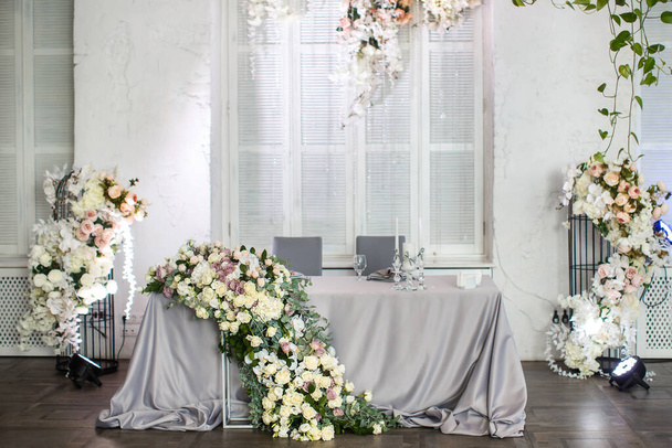Bouquets of flowers in vase on the wedding table. - Fotoğraf, Görsel