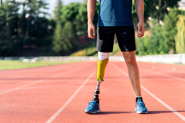Close up disabled man athlete with leg prosthesis. - 写真・画像