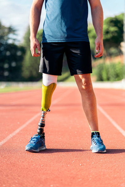 Close up disabled man athlete with leg prosthesis. - 写真・画像