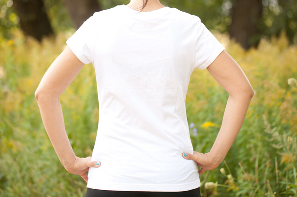 Beyaz t-shirt açık havada genç kadın. - Fotoğraf, Görsel