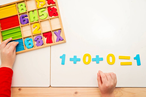 Números de madeira 3D. Implementar para aprender a contar com a ajuda de dígitos e "pop it" brinquedo. Exercícios de adição e subtração. Equação matemática para pré-escolares. - Foto, Imagem