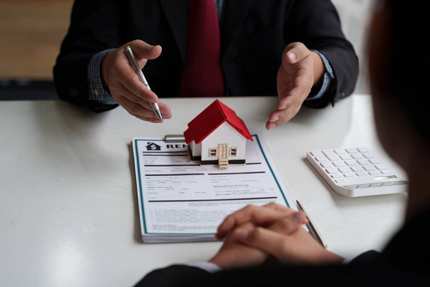 Agent immobilier et client signant un contrat pour acheter une maison, une assurance ou un prêt immobilier. Louer une maison, obtenir une assurance ou un prêt immobilier ou immobilier - Photo, image