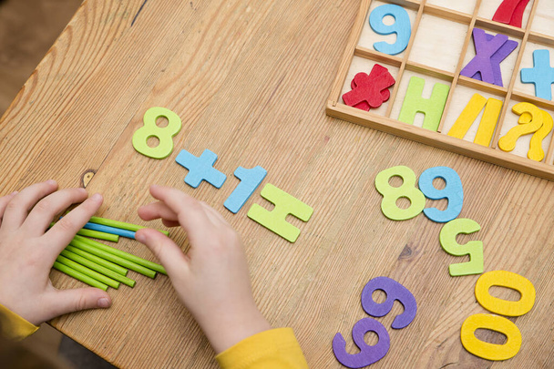 Outils et jouets mathématiques préférés pour la maternelle et la maternelle. Bâtons de comptage, chiffres et symboles d'équation en bois. - Photo, image