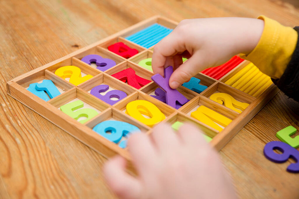 Outils et jouets mathématiques préférés pour la maternelle et la maternelle. Bâtons de comptage, chiffres et symboles d'équation en bois. - Photo, image