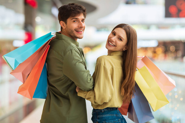 Married Couple Enjoying Shopping Walking In Hypermarket Indoors - Zdjęcie, obraz