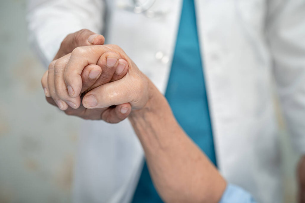 Trzymanie za ręce azjatyckiej starszej lub starszej pani pacjentki z miłością, opieką, zachętą i empatią na oddziale pielęgniarskim, zdrową, silną koncepcją medyczną - Zdjęcie, obraz