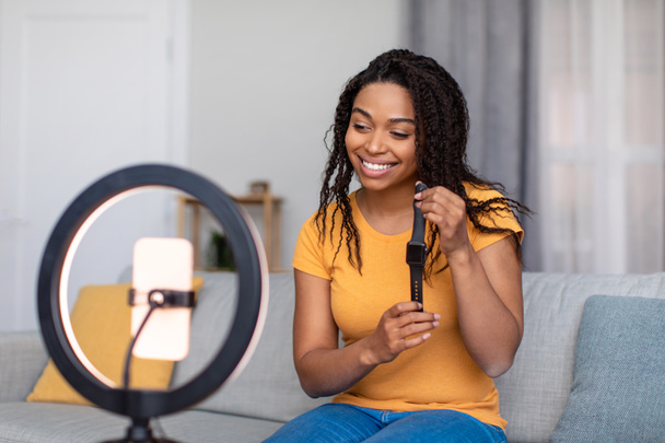 Happy női blogger forgatás videó felülvizsgálata az új smart watch modell, segítségével gyűrű lámpa és mobiltelefon otthon - Fotó, kép