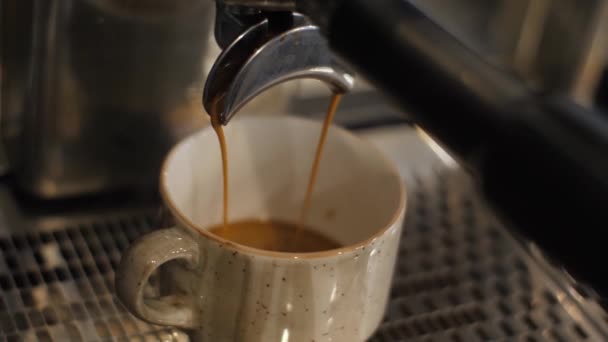 Het gieten van koffie stroom - Video
