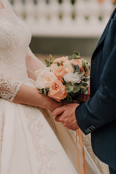 Wedding bouquet in bride's hand - Фото, зображення