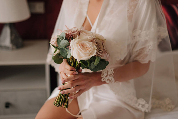 Bouquet de mariage dans la main de la mariée
 - Photo, image