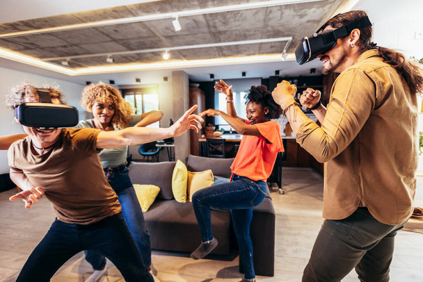 Веселые друзья веселятся с VR в домашнем интерьере - Фото, изображение