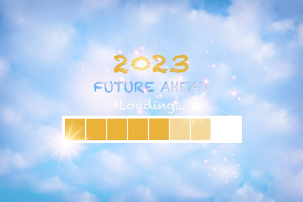 2023 futuro por delante carga en el cielo azul y la nube esponjosa fondo abstracto, Felicidad concepto de fantasía año nuevo y la recuperación con la idea de relajación - Foto, imagen