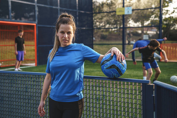 Γυναίκα προπονητής ποδοσφαίρου στέκεται κοντά στο γήπεδο - Φωτογραφία, εικόνα