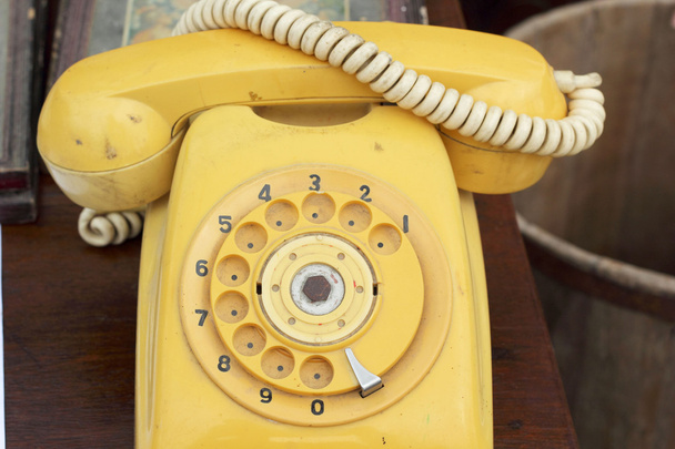 oude telefoon vintage stijl op de houten vloer. - Foto, afbeelding