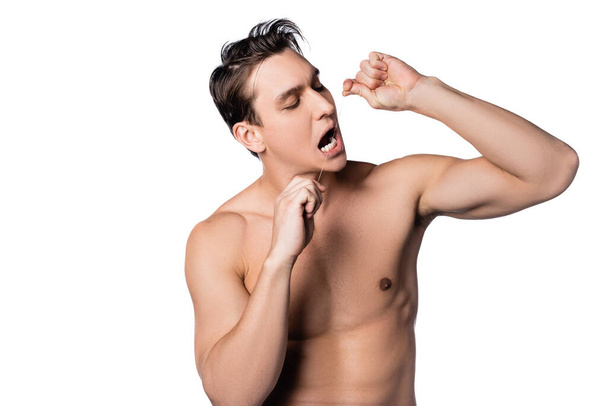 μελαχρινή shirtless man flossing δόντια απομονώνονται σε λευκό - Φωτογραφία, εικόνα