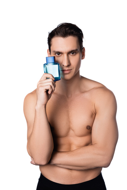 shirtloze man met perfecte body holding parfum geïsoleerd op wit - Foto, afbeelding
