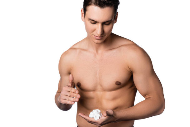 homem sem camisa com corpo muscular e espuma de barbear na mão isolado em branco - Foto, Imagem