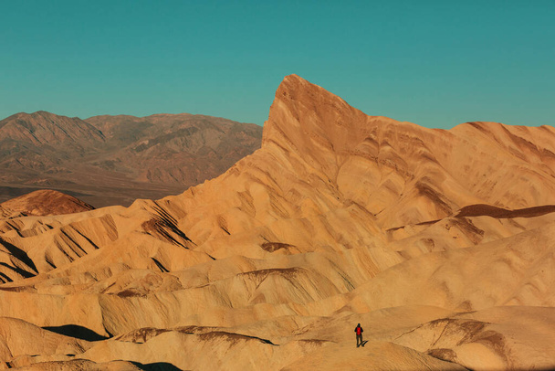 Turysta w punkcie Zabriski w USA, Park Narodowy Dolina Śmierci, Kalifornia - Zdjęcie, obraz
