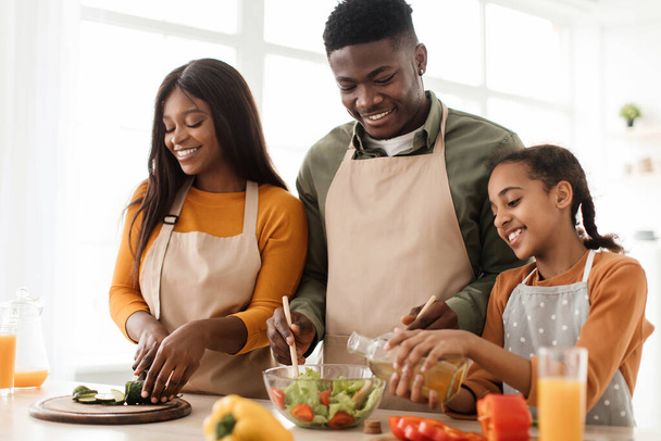 African American Family Of Three Cooking Making Salad In Kitchen - Foto, Bild