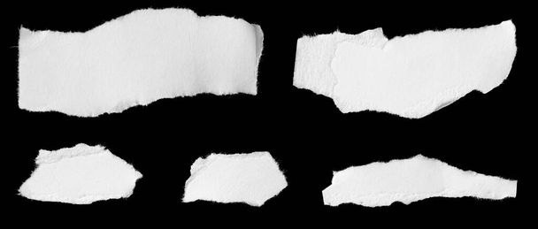 un pedazo de papel blanco sobre un fondo negro aislado - Foto, Imagen