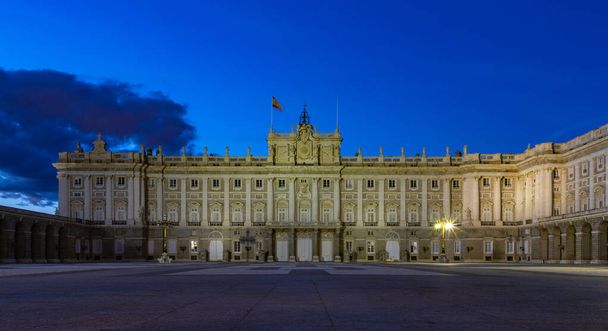 Una foto della piazza principale del Palazzo Reale di Madrid, cioè la Plaza de la Armeria, al tramonto o la sera presto. - Foto, immagini