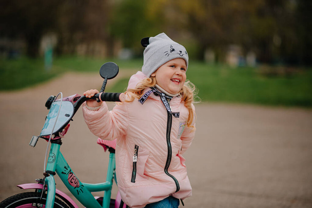 Girl with her first bicycle - Zdjęcie, obraz